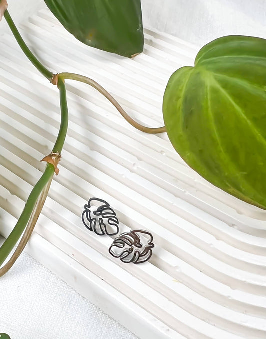 Hollow Leaf Stud: Silver